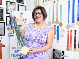 Orgullo a flor de piel. Leticia Sánchez, mamá de Germán, muestra algunas de las medallas ganadas por su hijo. EL INFORMADOR /