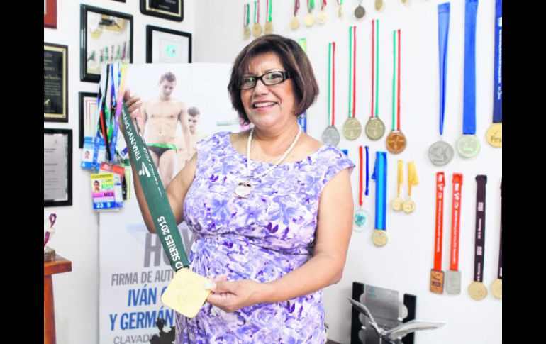 Orgullo a flor de piel. Leticia Sánchez, mamá de Germán, muestra algunas de las medallas ganadas por su hijo. EL INFORMADOR /