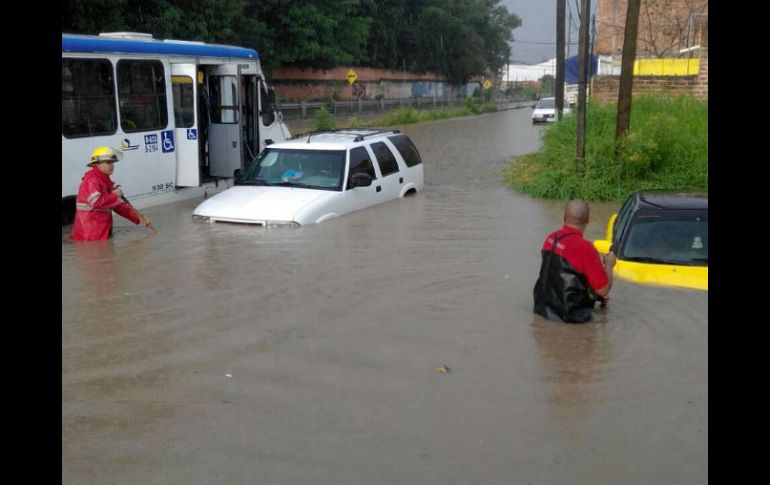 En el cruce de las calles Hilo Amarillo e Hilo Negro, un camión de la ruta 633 quedó varado por la inundación. ESPECIAL /