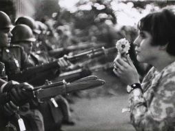 Su foto más conocida: una joven con una flor  se planta frente a varios soldados armados en una protesta contra la guerra de Vietman. ESPECIAL /