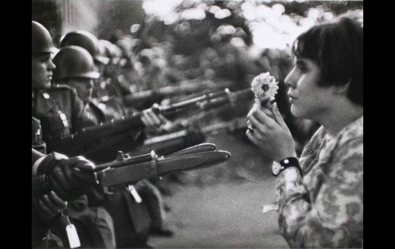 Su foto más conocida: una joven con una flor  se planta frente a varios soldados armados en una protesta contra la guerra de Vietman. ESPECIAL /