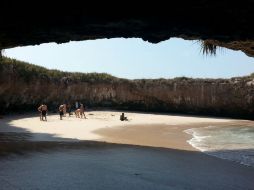 Con las nuevas medidas, el acceso de la playa será por un corredor de boyas; no se permite el buceo ni el uso de aletas. EFE / ARCHIVO