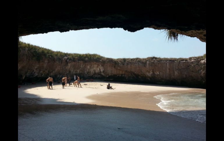 Con las nuevas medidas, el acceso de la playa será por un corredor de boyas; no se permite el buceo ni el uso de aletas. EFE / ARCHIVO