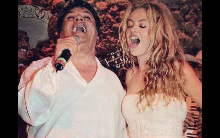 La cantante aparece junto a 'Juanga' interpretando el tema 'Me gustas mucho'. INSTAGRAM / paulinarubio