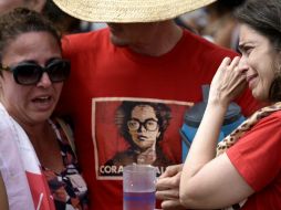 Simpatizantes de Dilma Rousseff lloran luego de conocer la noticia sobre su destitución como presidenta de Brasil. AFP / I. Andrade