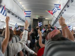 Los pasajeros de la aeronave se mostraron emocionados cuando tocaron tierra. AP / D. Traill