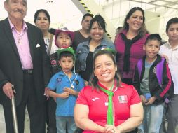 La pesista Amalia Pérez es despedida por familiares y amigos en el aeropuerto capitalino antes de partir rumbo a Río de Janeiro. NTX /