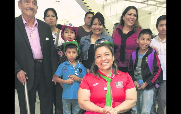 La pesista Amalia Pérez es despedida por familiares y amigos en el aeropuerto capitalino antes de partir rumbo a Río de Janeiro. NTX /