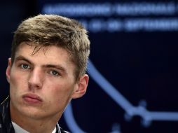 En Bélgica, Verstappen se acercó peligrosamente a los vehículos de Ferrari y usó técnicas agresivas para impedirles el paso. AFP / G. Bouys