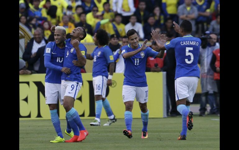 Brasil se mostró como un equipo compacto y de juego corto, que hizo presión y e impuso marca desde el medio campo. AP / Ochoa