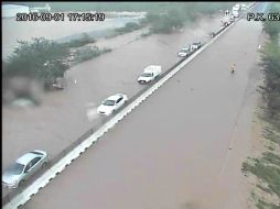 Imagen de la carretera de Guadalajara-Colima en el km 63, afectada por las intensas lluvias. TWITTER / @PCJalisco