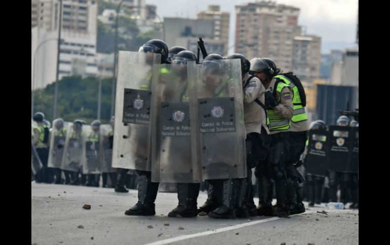 Agentes de la Policía y la Guardia Nacional impidieron la entrada del contingente a Caracas. AFP / J. Barreto