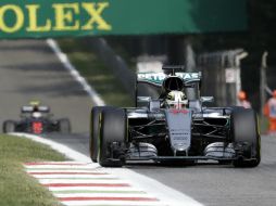 La sesión, disputada con sol, 30 grados centígrados en el ambiente y 42 en la pista, comenzó con rl liderazgo del piloto de Mercedes. AP / L. Bruno