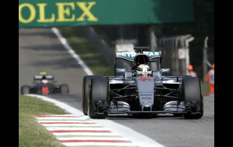 La sesión, disputada con sol, 30 grados centígrados en el ambiente y 42 en la pista, comenzó con rl liderazgo del piloto de Mercedes. AP / L. Bruno