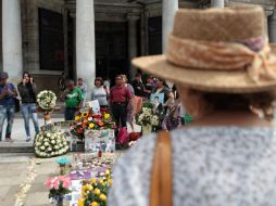 El contingente se concentra a las afueras del Palacio de Bellas Artes, donde con flores y fotos recuerdan al cantante. EFE / ARCHIVO