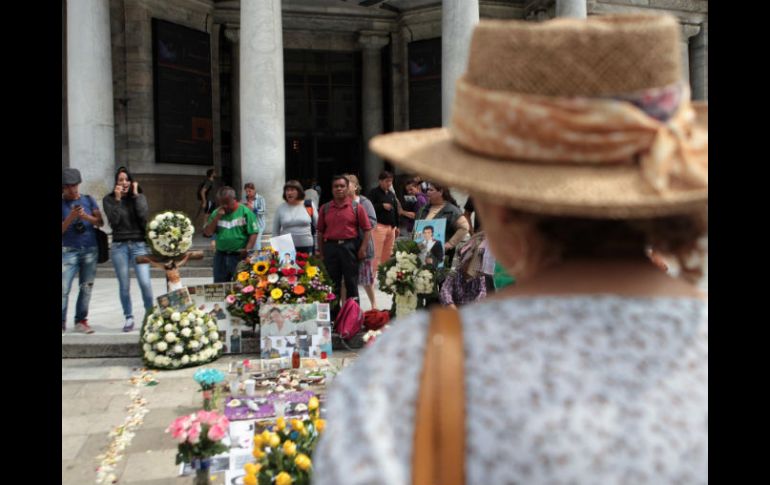 El contingente se concentra a las afueras del Palacio de Bellas Artes, donde con flores y fotos recuerdan al cantante. EFE / ARCHIVO