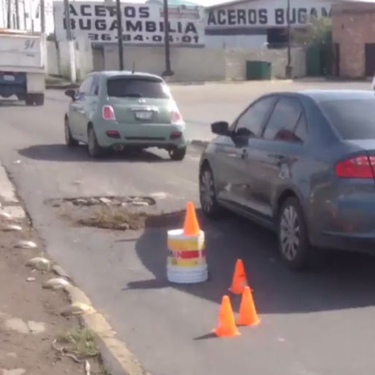 Ciudadano tapa baches en López Mateos ante inacción de autoridades | El  Informador