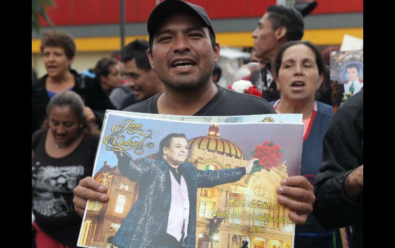 También se aprobó por unanimidad que una plaza del centro de la ciudad lleve su nombre. EFE / A. Cruz