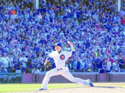 Wrigley Field. Jon Lester realiza un lanzamiento durante la novena entrada en el juego de ayer. EFE / R. Maury