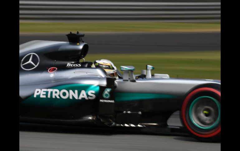 El británico, de Mercedes, durante los entrenamientos libres de hoy. AFP / G. Bouys