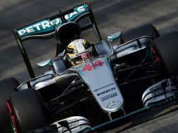 Hamilton terminó la vuelta con medio segundo de ventaja sobre su compañero de la escudería Mercedes. AFP / G. Cacace