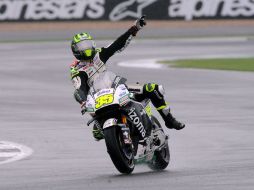 Festejo. El británico Cal Crutchlow celebra su pole en el circuito de Silverstone. AP /