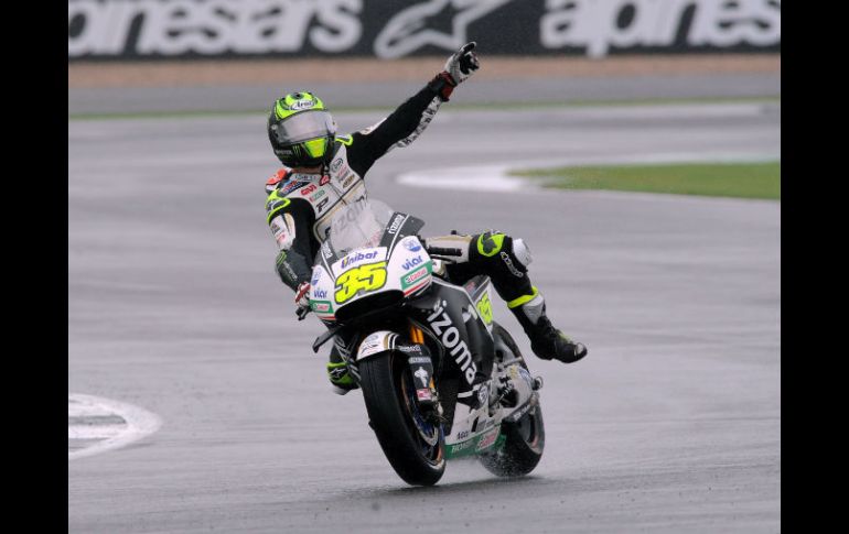 Festejo. El británico Cal Crutchlow celebra su pole en el circuito de Silverstone. AP /