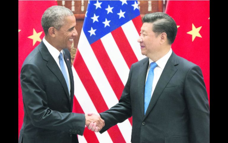 Compromiso. Barack Obama y Xi Jinping se saludan previo a la reunión del G-20. AFP /