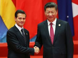 Peña Nieto y Xi Jinping posan ante las cámaras tras celebrar su reunión. EFE / H.Young