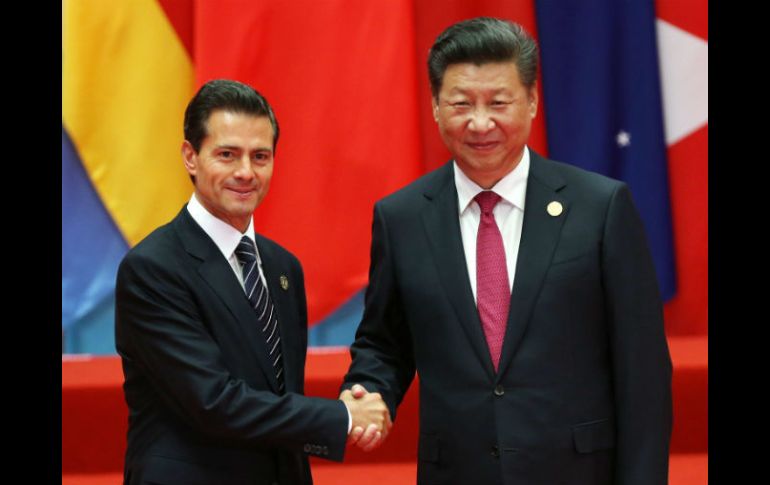 Peña Nieto y Xi Jinping posan ante las cámaras tras celebrar su reunión. EFE / H.Young