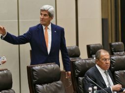 John Kerry y su homólogo ruso, Sergei Lavrov. trabajan junto a otros negociadores, para evaluar un cese de hostilidades. EFE / Y. Kochetkov