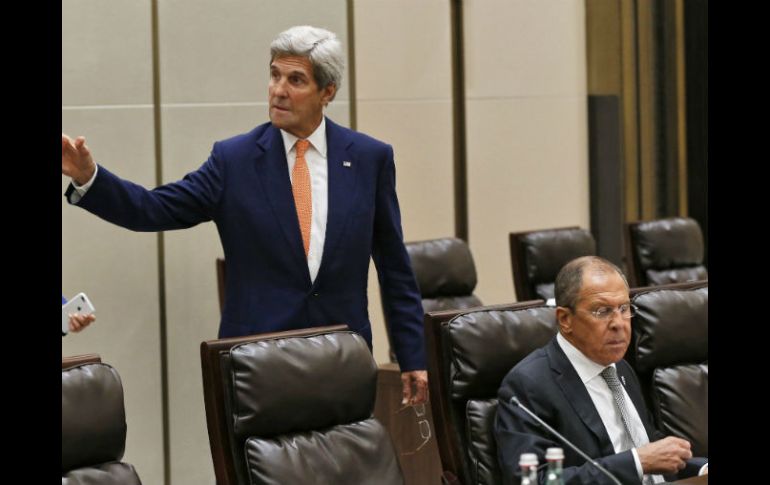 John Kerry y su homólogo ruso, Sergei Lavrov. trabajan junto a otros negociadores, para evaluar un cese de hostilidades. EFE / Y. Kochetkov