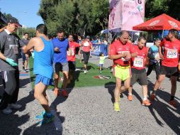 Los participantes llenaron de color algunas de las principales arterías de la Perla Tapatía y del municipio de Zapopan. FACEBOOK / Atlas Medio Maratón