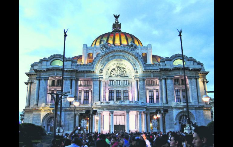 Majestuoso. Se espera que medio millón de personas lleguen al Palacio de Bellas Artes para despedir al 'Divo de Juárez'. NTX /