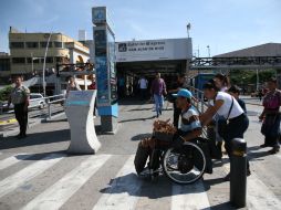 Aunque en las estaciones del Macrobús existen accesos para personas con discapacidad, algunos se encuentran en mal estado. EL INFORMADOR / R. Tamayo