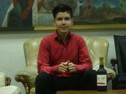 El microempresario Andrés González con su producto artesanal de frambuesa. EL INFORMADOR / E. Barrera