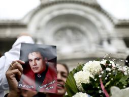 En Bellas Artes hay largas filas de seguidores de Juan Gabriel que quieren darle una despedida. AFP / Y. Cortez