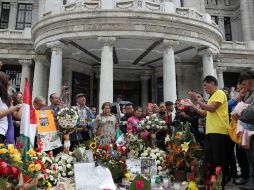 Seguidores del ''Divo de Juárez'' esperan la llegada de sus cenizas al recinto cultural de México. EFE / A. Cruz