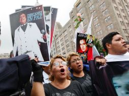 Comerciantes ofrecen playeras con el rostro de Juan Gabriel fotos y tarjetas conmemorativas. EFE / J. Nuñez