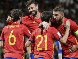 Los jugadores de la Selección de España festejan su triunfo. EFE / J. Casares