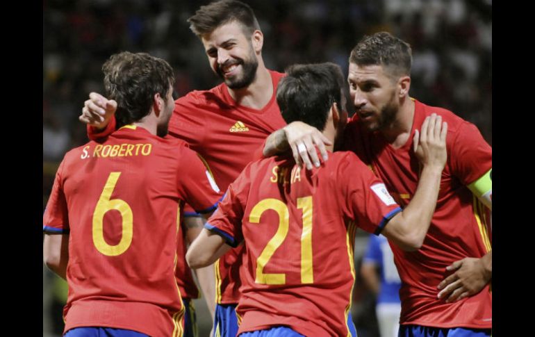 Los jugadores de la Selección de España festejan su triunfo. EFE / J. Casares