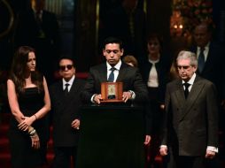 Iván Gabriel, hijo mayor de Juan Gabriel, fue encargado de colocar las cenizas de 'El Divo', en las escalinatas de Palacio. AFP / A. Estrella