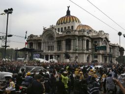 Adiós, adiós. Una marea humana enmarcó la llegada de la carroza fúnebre con las cenizas de Juan Gabriel al Palacio de Bellas Artes. AP /