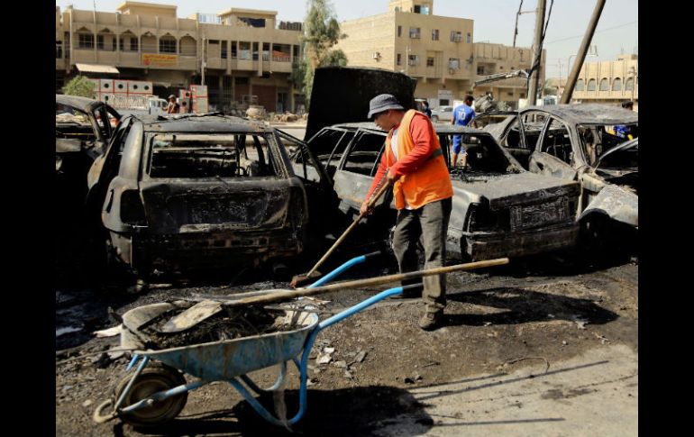 La explosión provocó el incendio de decenas de coches y tiendas, así como destrozos en edificios aledaños. AP / ARCHIVO