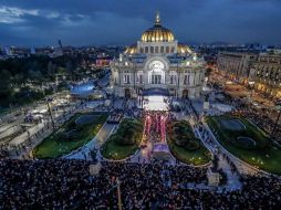 Ni el frío nocturno o el desvelo minaron los ánimos de los admiradores de 'Juanga', que acudieron a darle el último adiós. SUN / Y. Xolalpa