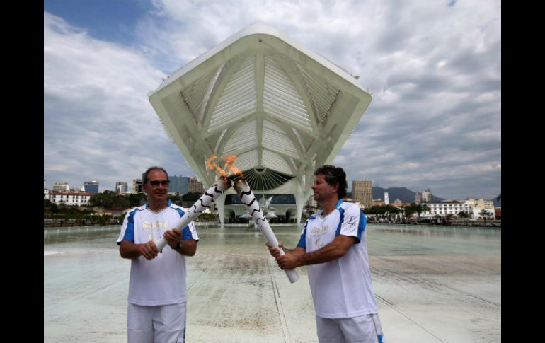 El fuego se formó con la unión de las antorchas que han visitado Brasilia y otras ciudades de diferentes regiones del país. EFE / M. Sayao