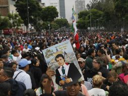 Fanáticos recorren las inmediaciones del Palacio de Bellas Artes en espera de decir adiós al ''Divo de Juárez''. AP / M. Ugarte