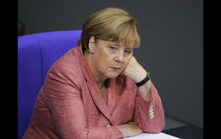 Analistas aseguran que, pese a la derrota del domingo, el régimen de Ángela Merkel no está realmente amenazado. AP / M. Schreiber