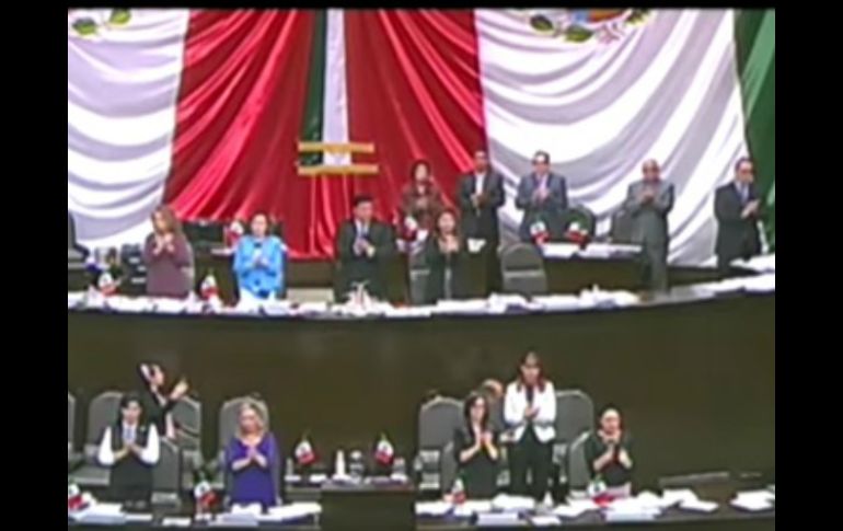 Indican el verdadero homenaje a un personaje como Juan Gabriel sería que discutieras y votaran a favor del matrimonio igualitario. TWITTER / @Mx_Diputados