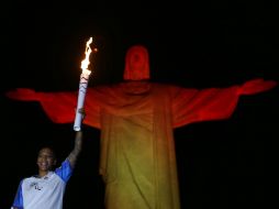 La medallista olímpica Rafaela Silva carga la antorcha Paralímpica Río 2016. EFE / M. Sayão